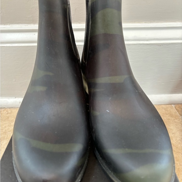J.Crew Matte Chelsea Rain Boots, Camo, Size 7, EUC - Picture 6 of 6